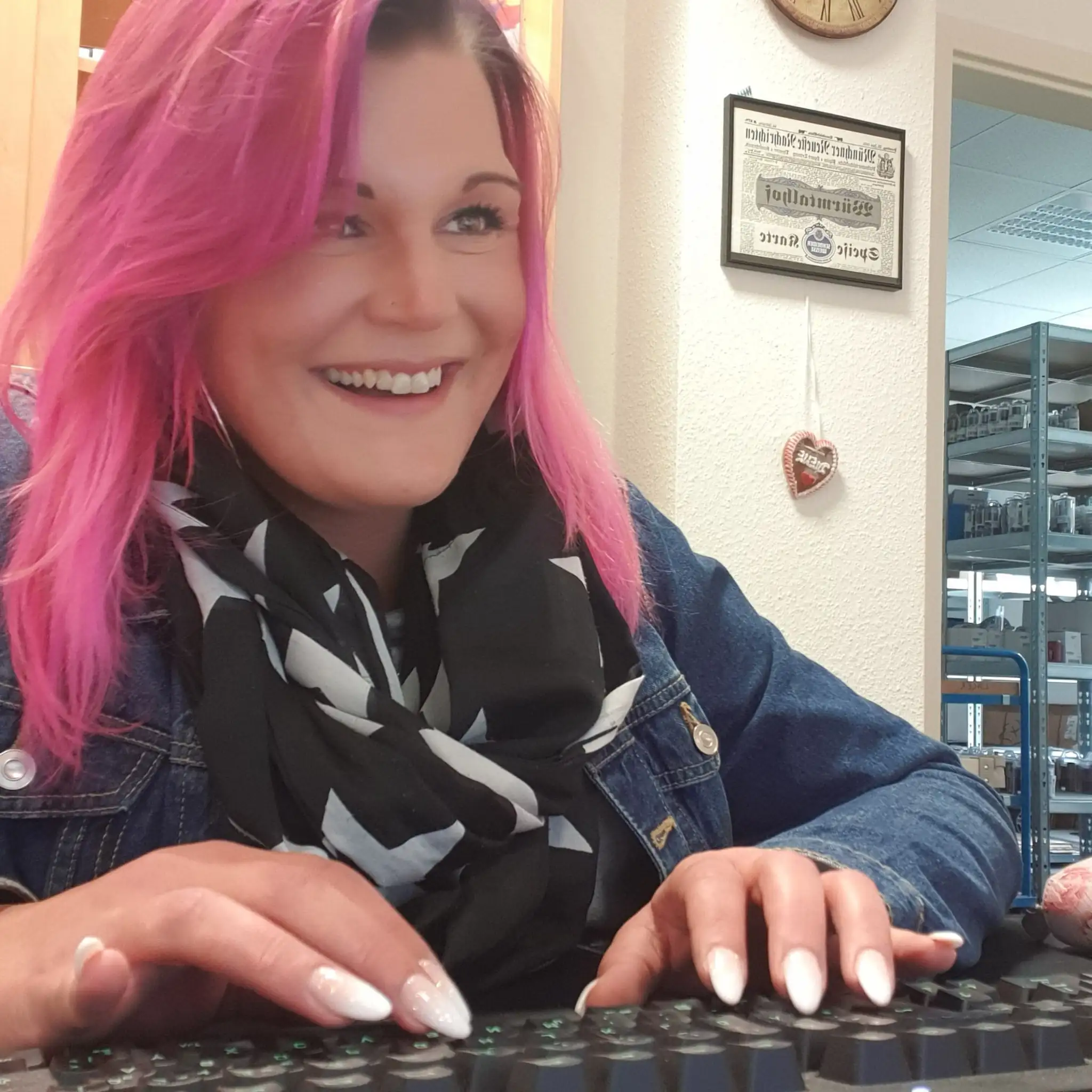 Nicole mit Tastatur am Schreibtisch